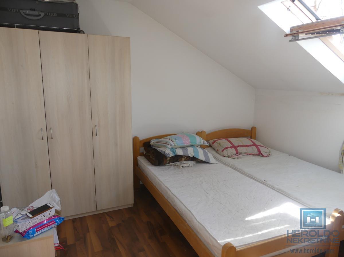 Dvosoban stan sa nameštajem površine 68m2 u naselju Levač 12