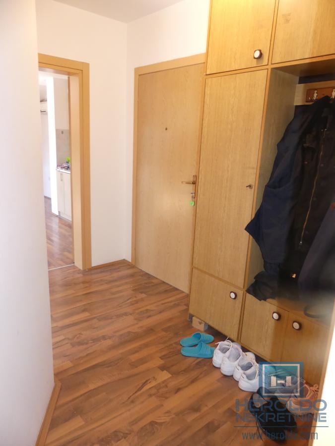 Dvosoban stan sa nameštajem površine 68m2 u naselju Levač 13