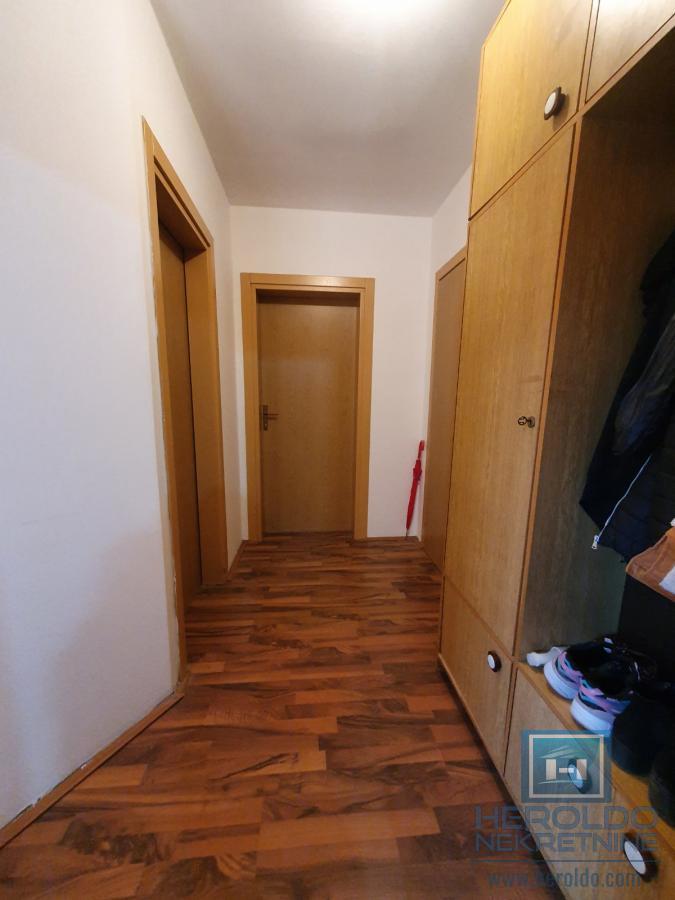 Dvosoban stan sa nameštajem površine 68m2 u naselju Levač 18