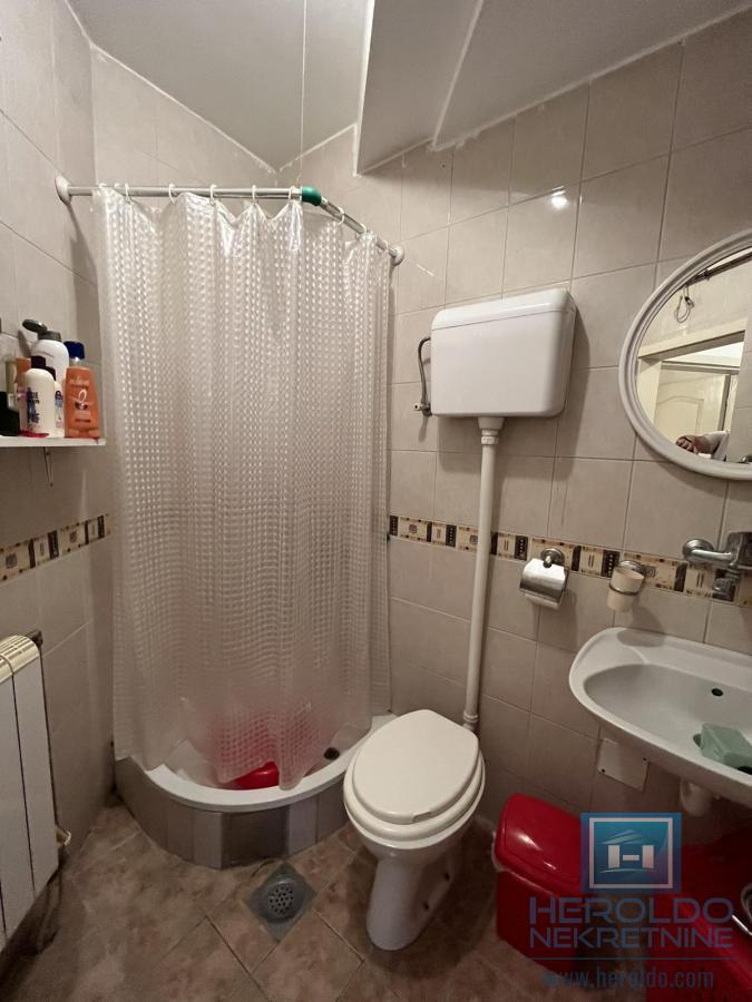 Dvosoban stan na super lokaciji 10