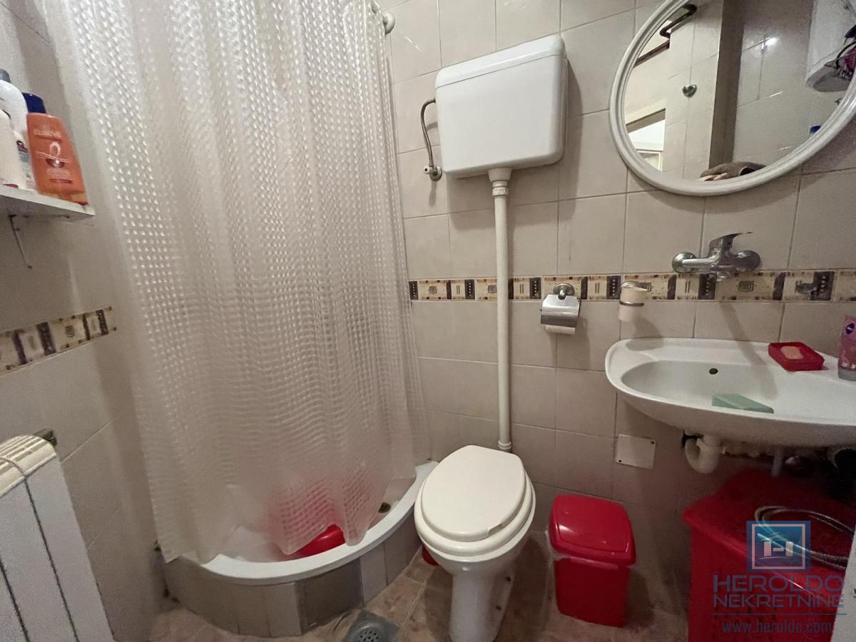 Dvosoban stan na super lokaciji 11