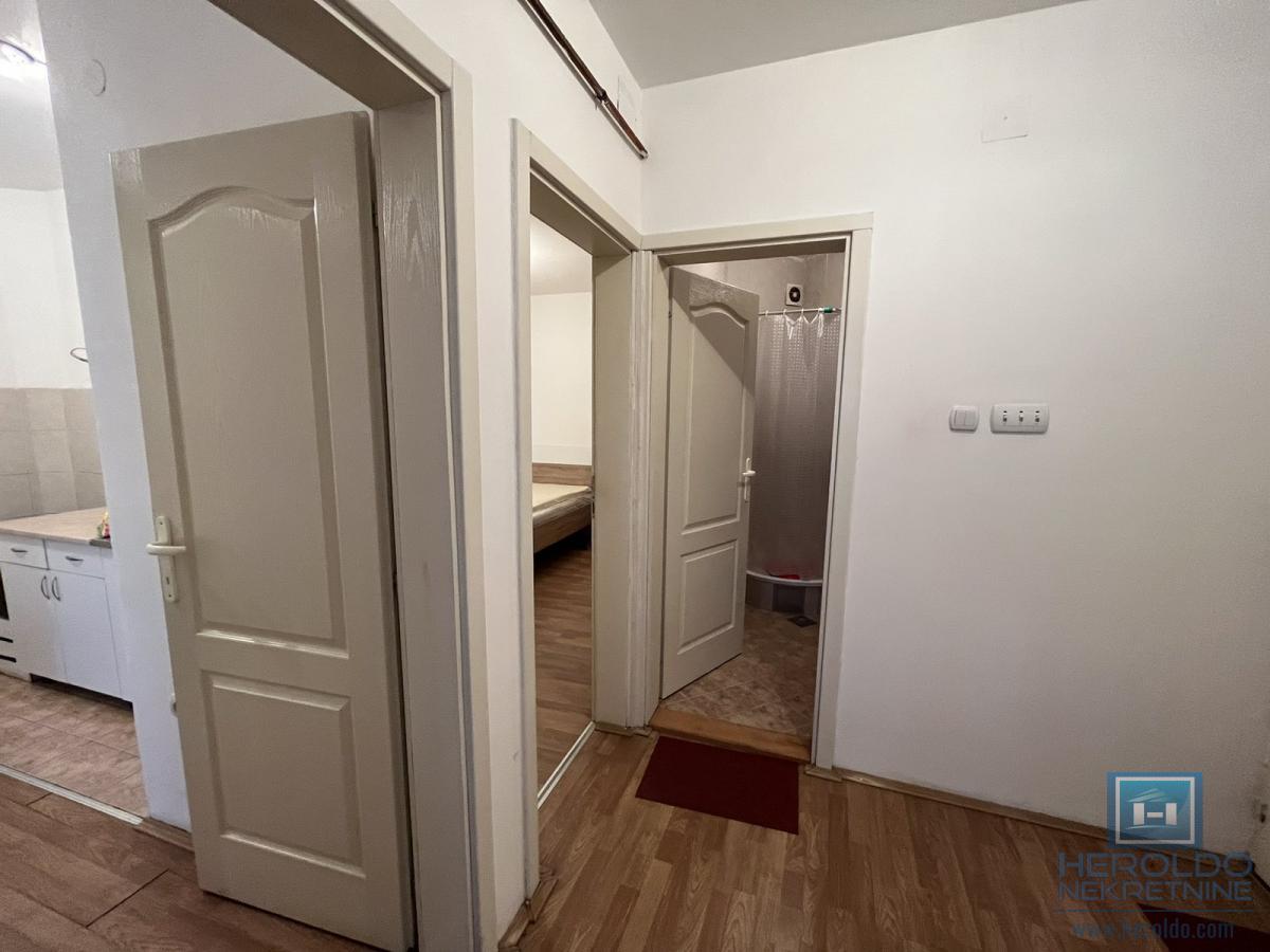 Dvosoban stan na super lokaciji 8