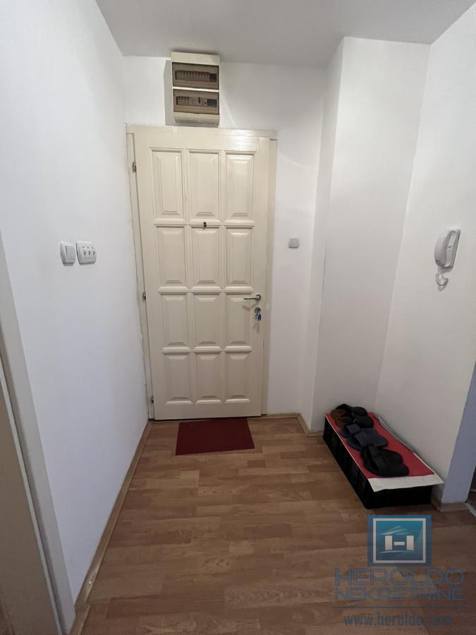 Dvosoban stan na super lokaciji 5