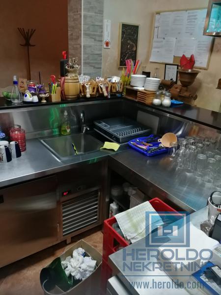 hitna prodaja dva spojena lokala povoljno  u centru grada!!! 27