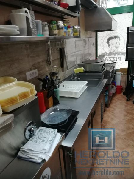 hitna prodaja dva spojena lokala povoljno  u centru grada!!! 17