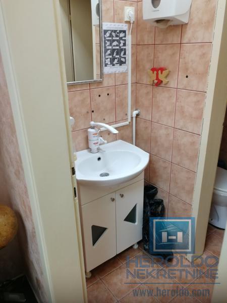 hitna prodaja dva spojena lokala povoljno  u centru grada!!! 18