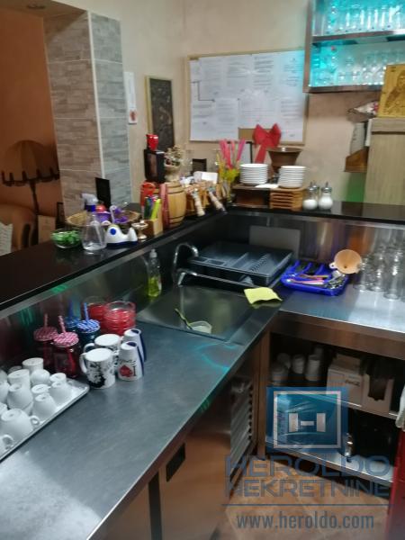 hitna prodaja dva spojena lokala povoljno  u centru grada!!! 21