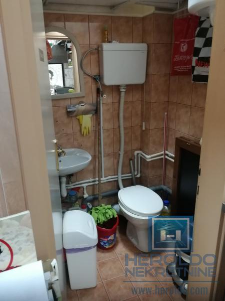 hitna prodaja dva spojena lokala povoljno  u centru grada!!! 3