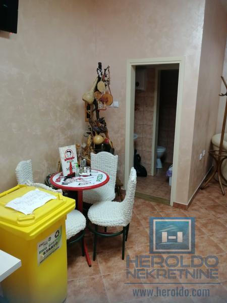 hitna prodaja dva spojena lokala povoljno  u centru grada!!! 5