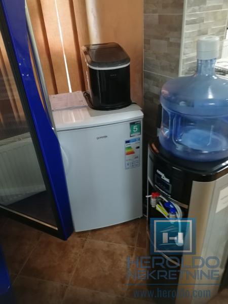 hitna prodaja dva spojena lokala povoljno  u centru grada!!! 12