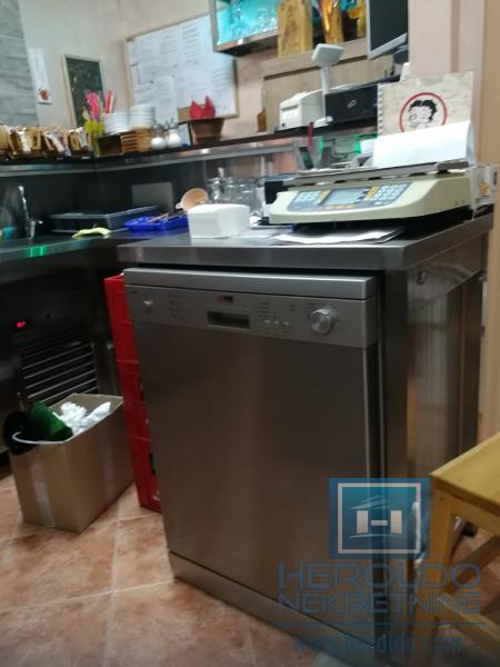 hitna prodaja dva spojena lokala povoljno  u centru grada!!! 13