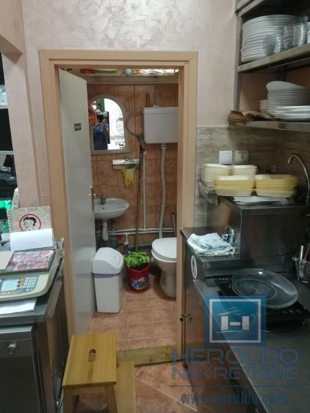 hitna prodaja dva spojena lokala povoljno  u centru grada!!! 14