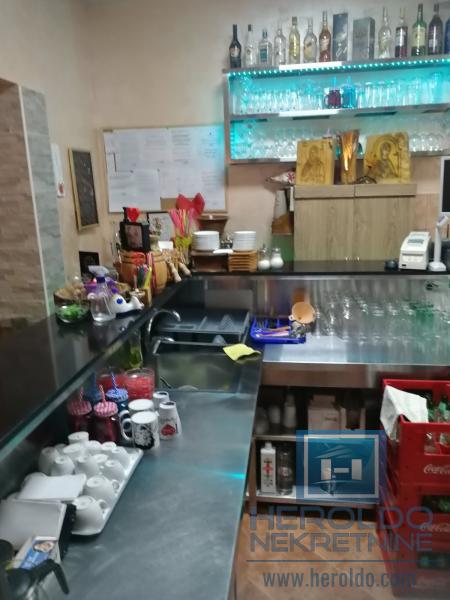 hitna prodaja dva spojena lokala povoljno  u centru grada!!! 9