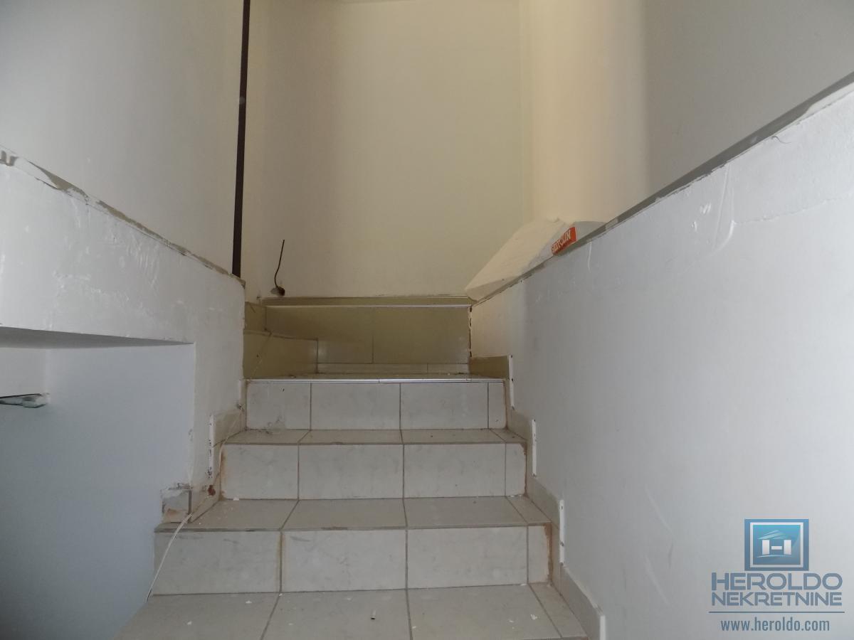 Izdajemo lokal u prizemlju u samom centru grada-deljiv na dva manja lokala 11