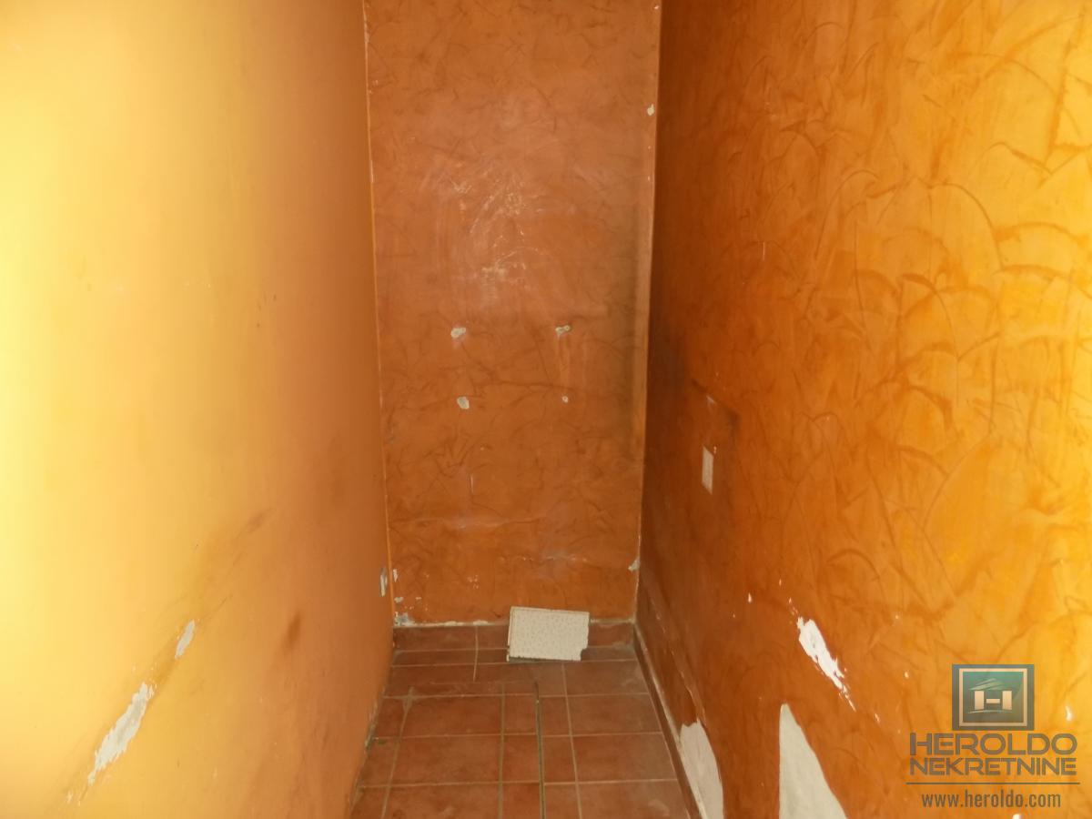 Izdajemo lokal u prizemlju u samom centru grada-deljiv na dva manja lokala 12