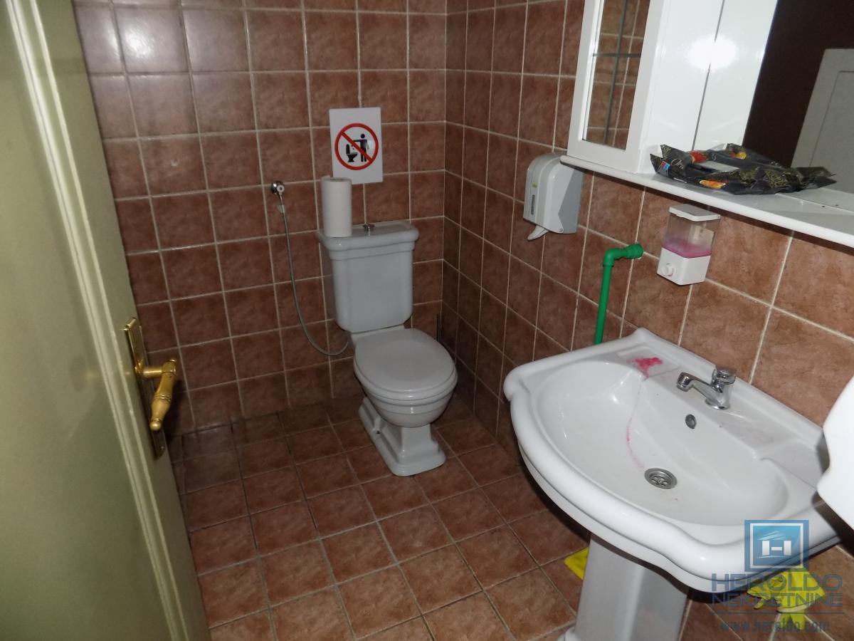 Izdajemo lokal u prizemlju u samom centru grada-deljiv na dva manja lokala 13