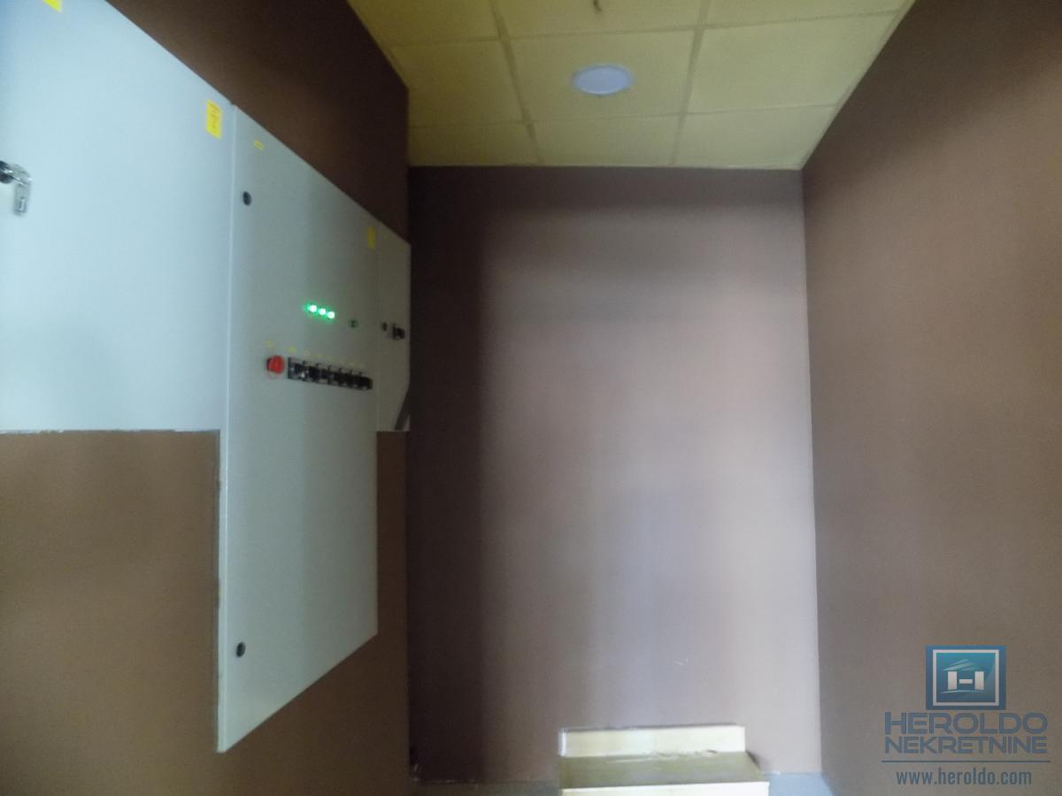 Izdajemo lokal u prizemlju u samom centru grada-deljiv na dva manja lokala 8