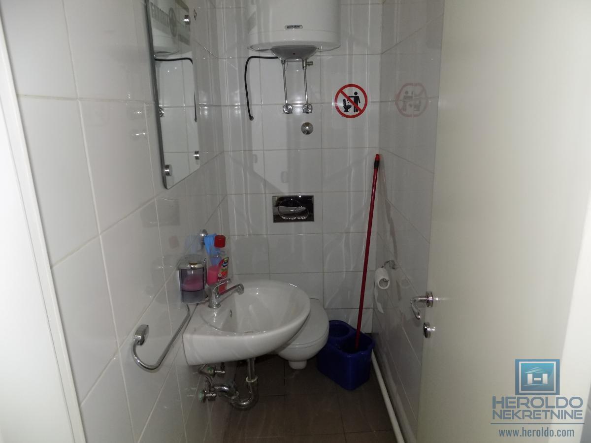 Izdajemo lokal u prizemlju u samom centru grada-deljiv na dva manja lokala 9