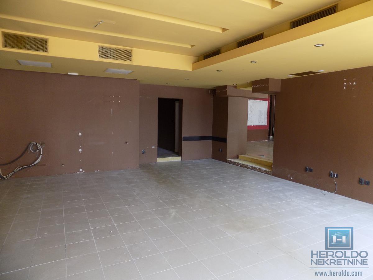 Izdajemo lokal u prizemlju u samom centru grada-deljiv na dva manja lokala 1