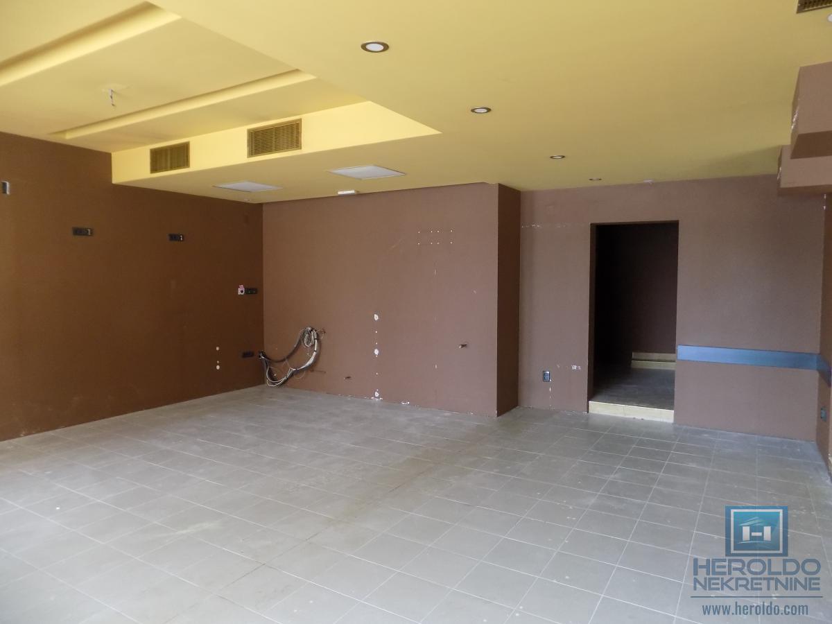 Izdajemo lokal u prizemlju u samom centru grada-deljiv na dva manja lokala 2