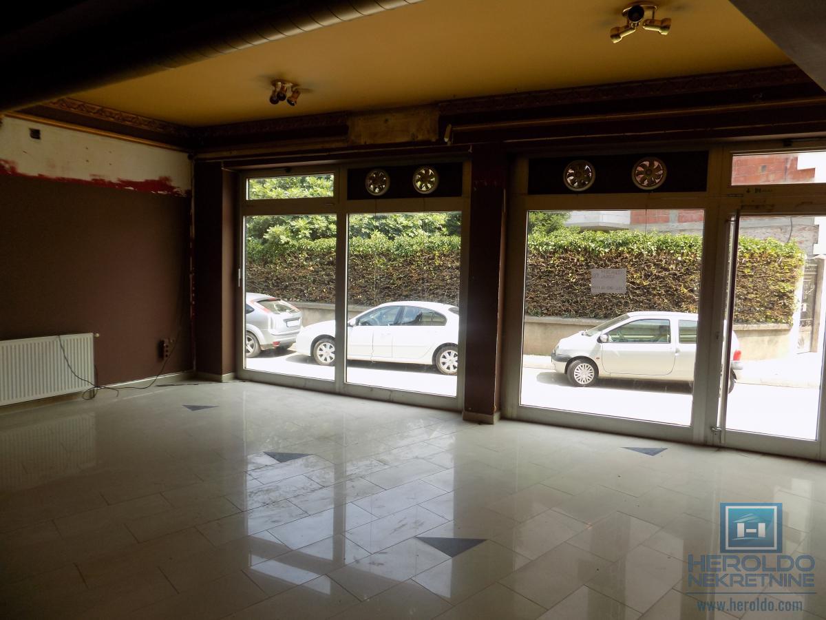 Izdajemo lokal u prizemlju u samom centru grada-deljiv na dva manja lokala 3