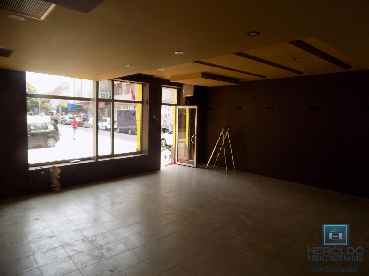 Izdajemo lokal u prizemlju u samom centru grada-deljiv na dva manja lokala 4