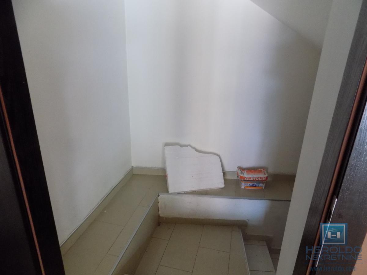 Izdajemo lokal u prizemlju u samom centru grada-deljiv na dva manja lokala 7