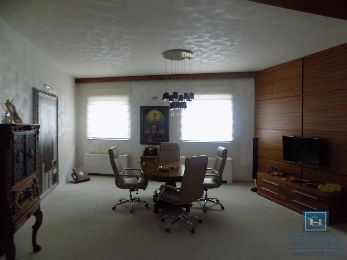 Izdajemo opremljenu poslovnu zgradu sa sedam kancelarija 47