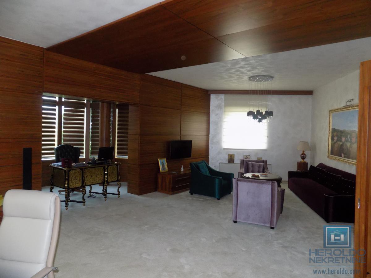 Izdajemo opremljenu poslovnu zgradu sa sedam kancelarija 52