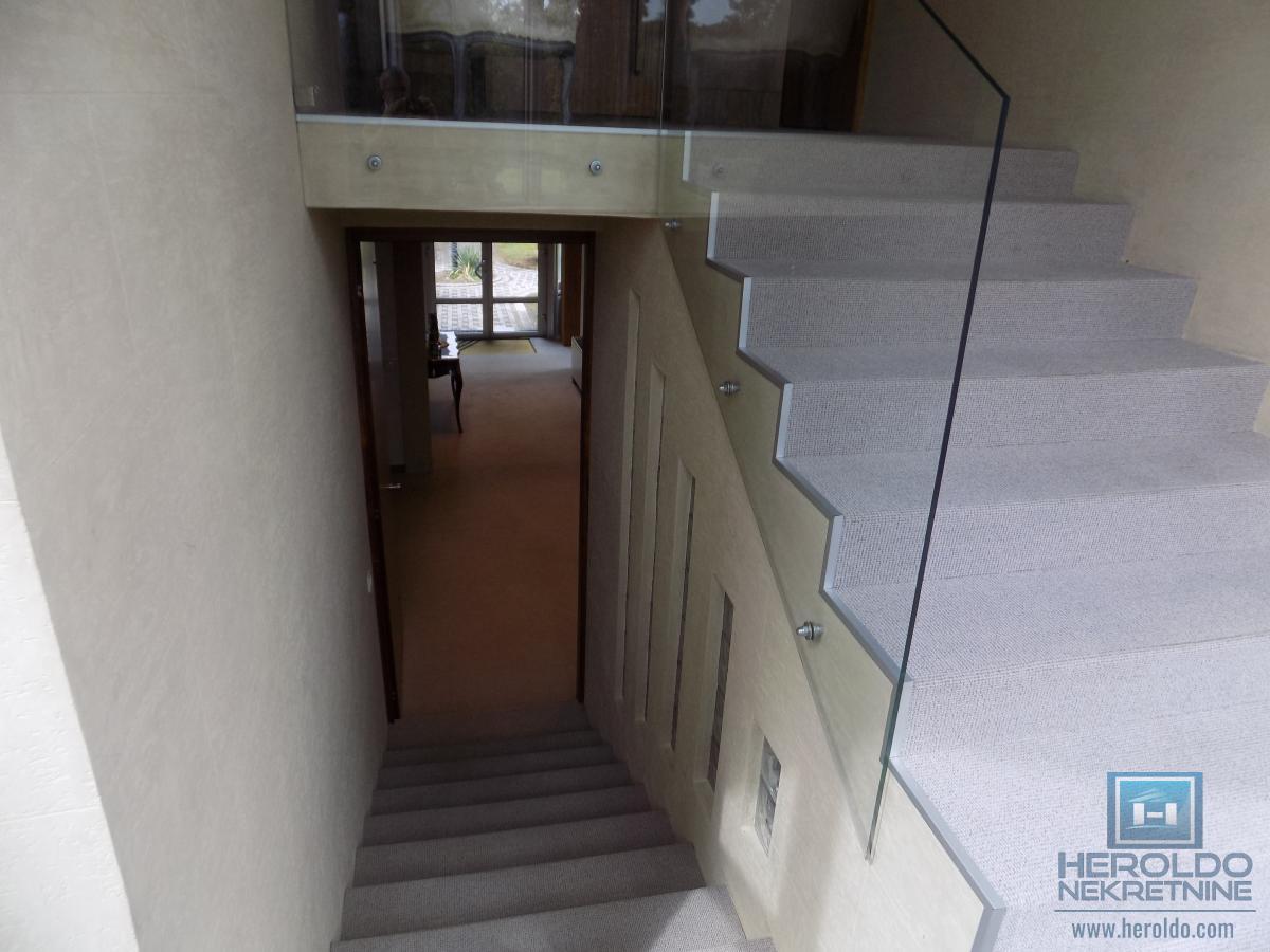 Izdajemo opremljenu poslovnu zgradu sa sedam kancelarija 38