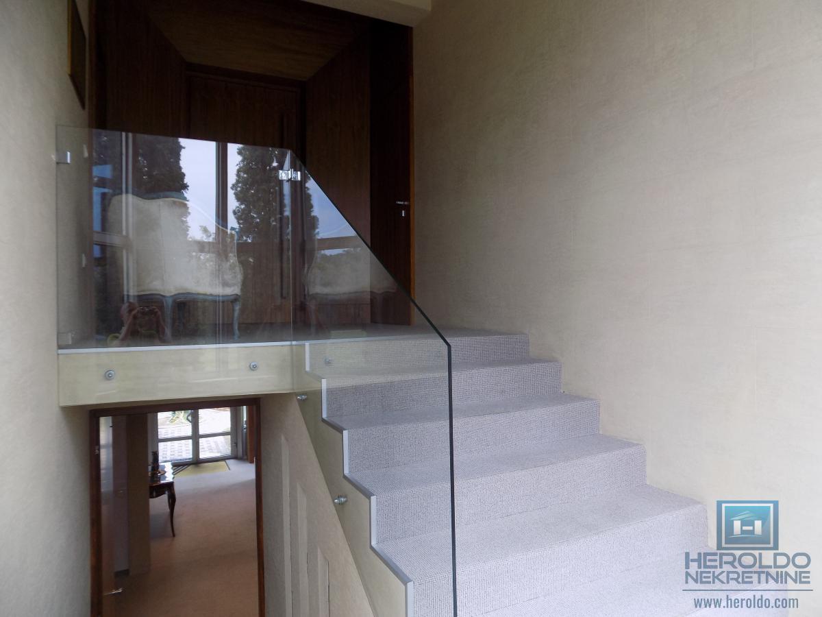 Izdajemo opremljenu poslovnu zgradu sa sedam kancelarija 39