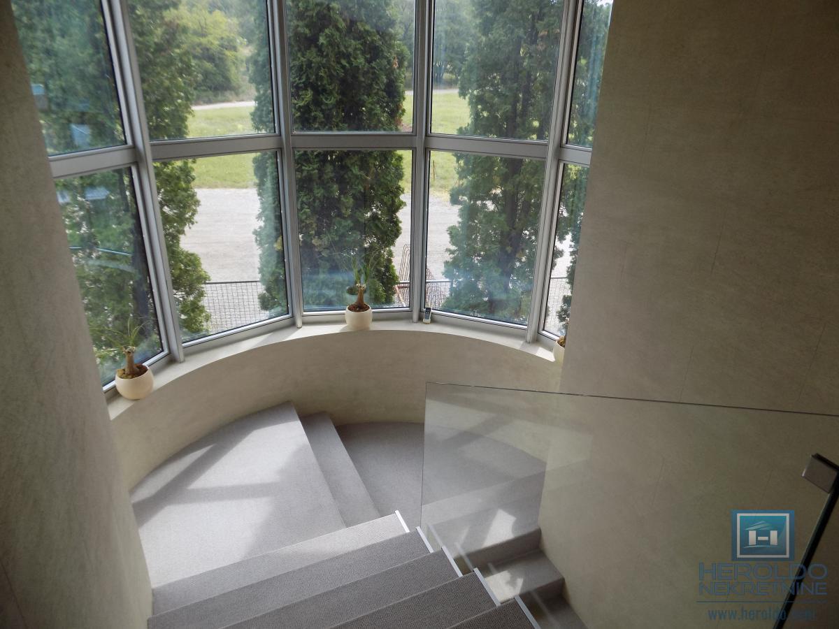 Izdajemo opremljenu poslovnu zgradu sa sedam kancelarija 41