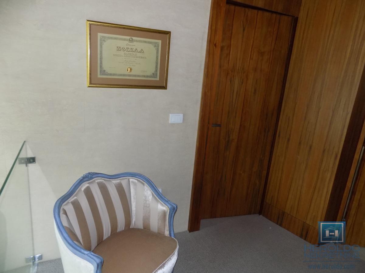 Izdajemo opremljenu poslovnu zgradu sa sedam kancelarija 42