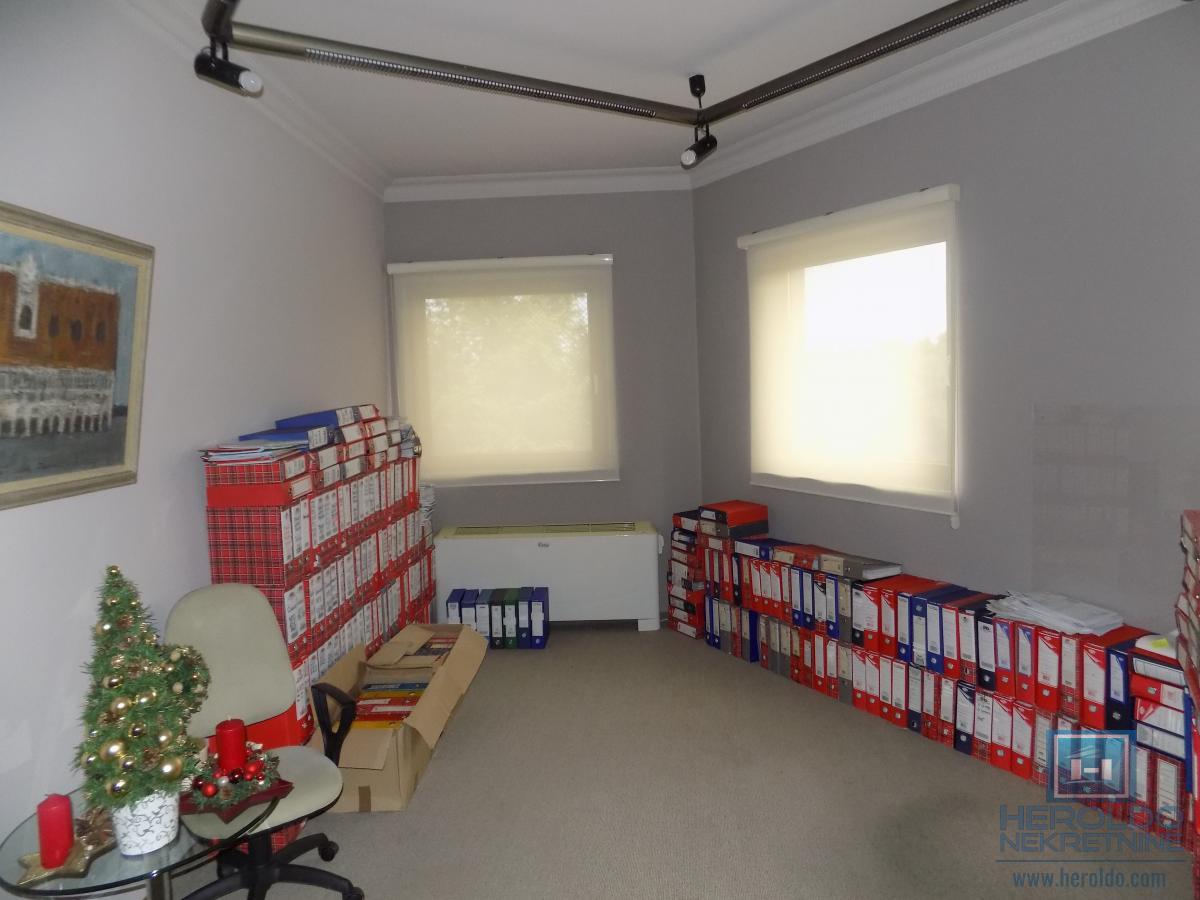 Izdajemo opremljenu poslovnu zgradu sa sedam kancelarija 43