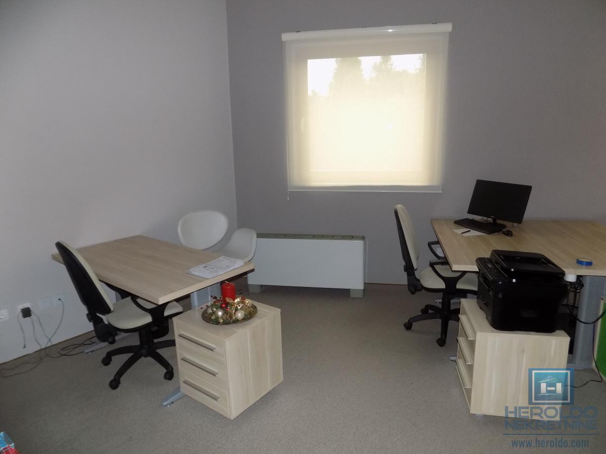 Izdajemo opremljenu poslovnu zgradu sa sedam kancelarija 44