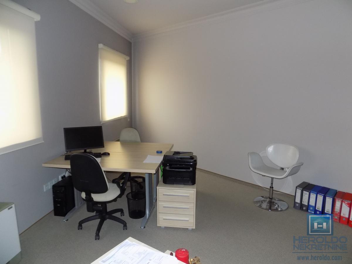 Izdajemo opremljenu poslovnu zgradu sa sedam kancelarija 45