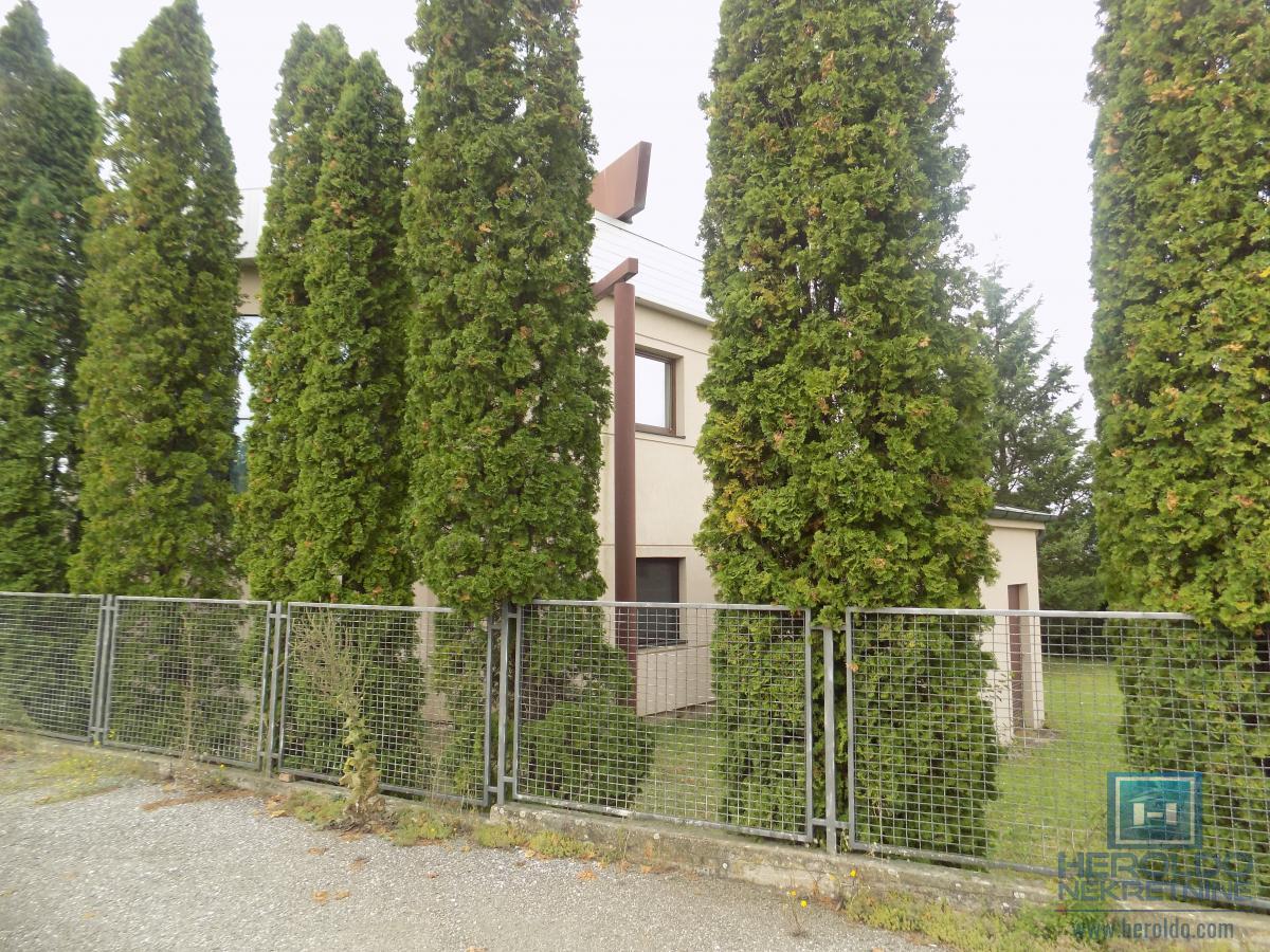 Izdajemo opremljenu poslovnu zgradu sa sedam kancelarija 23