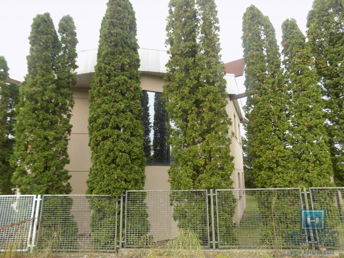 Izdajemo opremljenu poslovnu zgradu sa sedam kancelarija 24