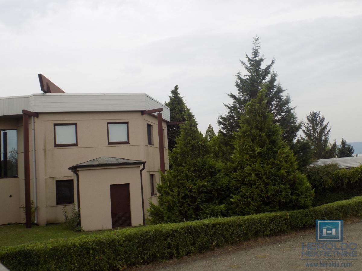 Izdajemo opremljenu poslovnu zgradu sa sedam kancelarija 25