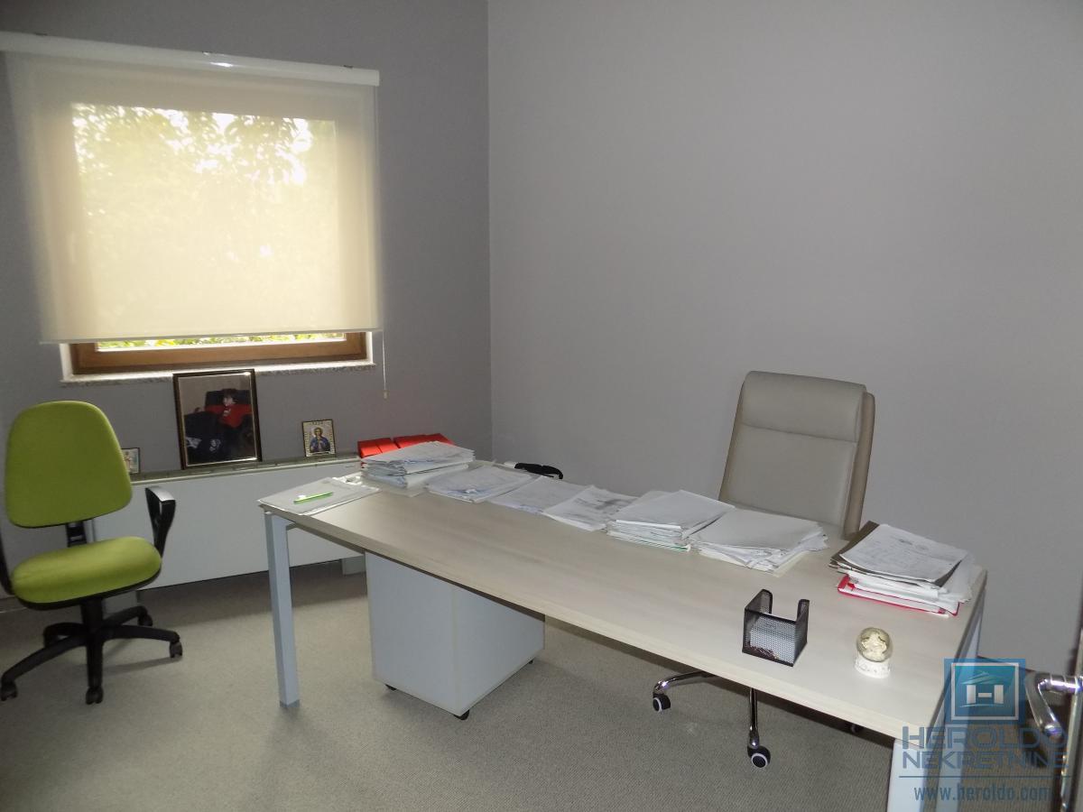 Izdajemo opremljenu poslovnu zgradu sa sedam kancelarija 26