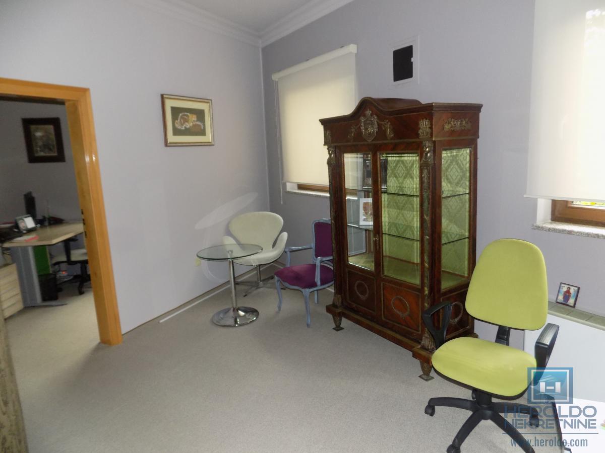 Izdajemo opremljenu poslovnu zgradu sa sedam kancelarija 27