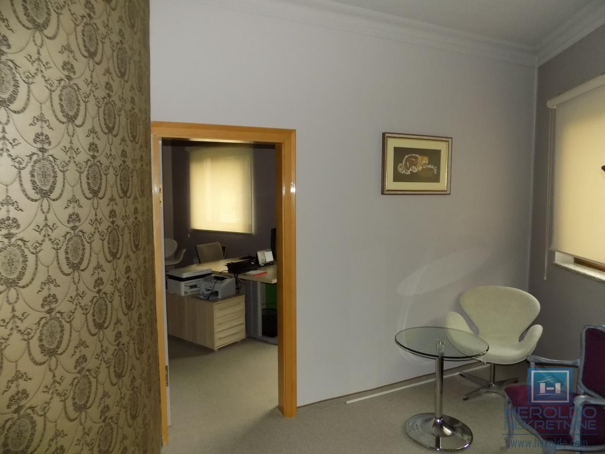 Izdajemo opremljenu poslovnu zgradu sa sedam kancelarija 28