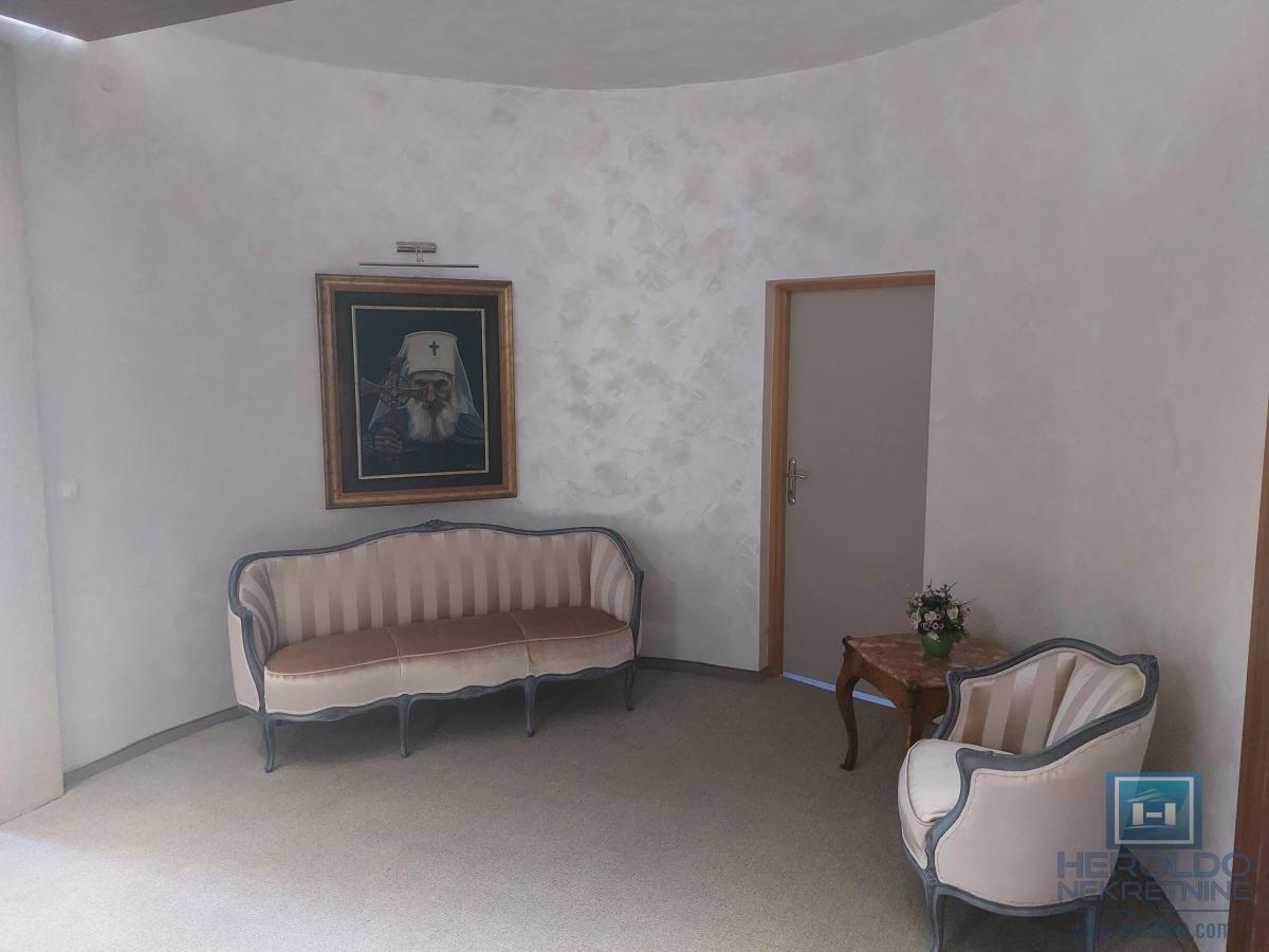 Izdajemo opremljenu poslovnu zgradu sa sedam kancelarija 10