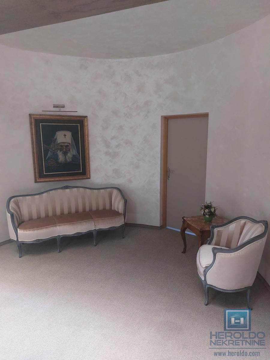 Izdajemo opremljenu poslovnu zgradu sa sedam kancelarija 11