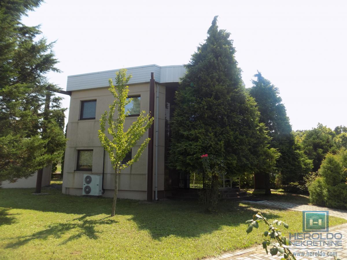 Izdajemo opremljenu poslovnu zgradu sa sedam kancelarija 12