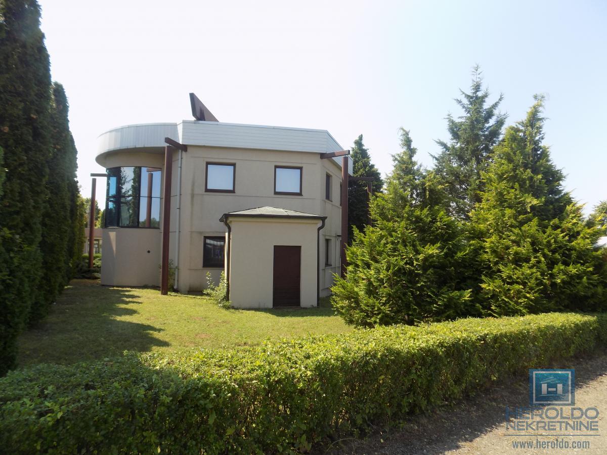 Izdajemo opremljenu poslovnu zgradu sa sedam kancelarija 6