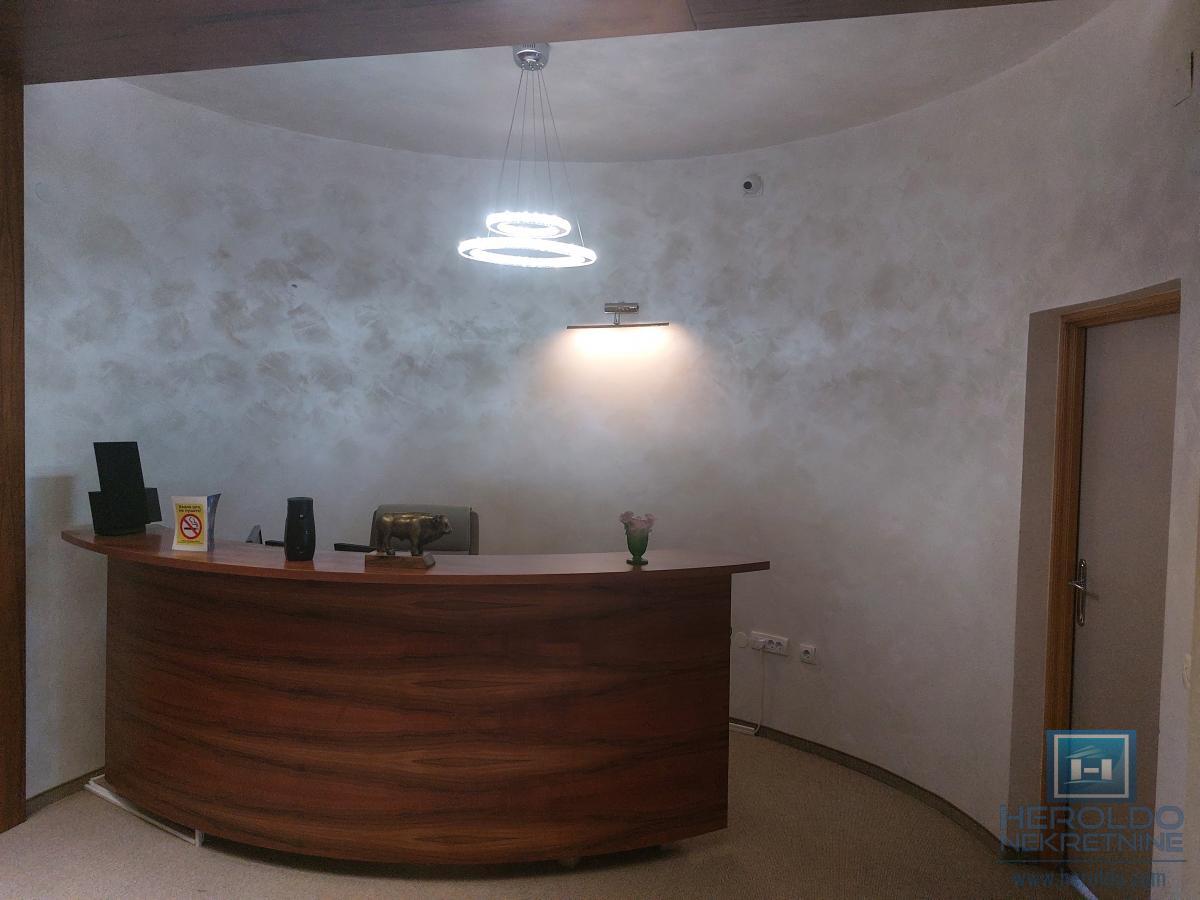 Izdajemo opremljenu poslovnu zgradu sa sedam kancelarija 9