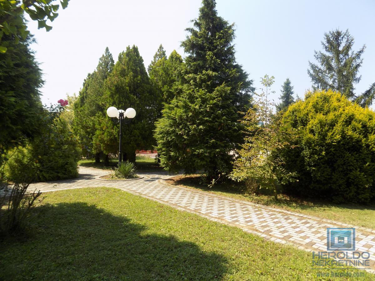 Izdajemo opremljenu poslovnu zgradu sa sedam kancelarija 13