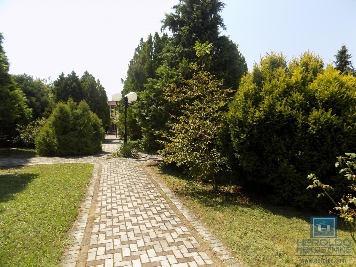 Izdajemo opremljenu poslovnu zgradu sa sedam kancelarija 14