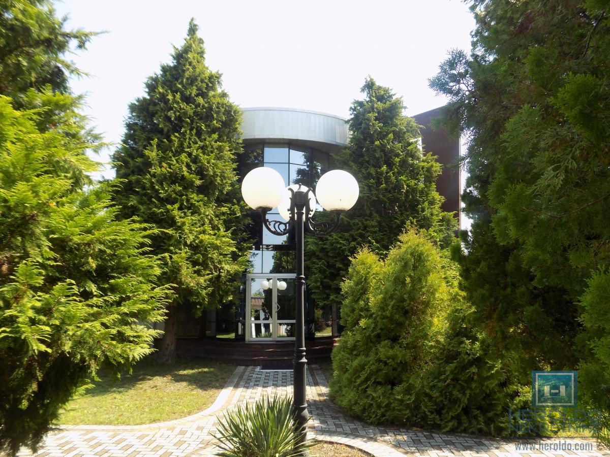 Izdajemo opremljenu poslovnu zgradu sa sedam kancelarija 15